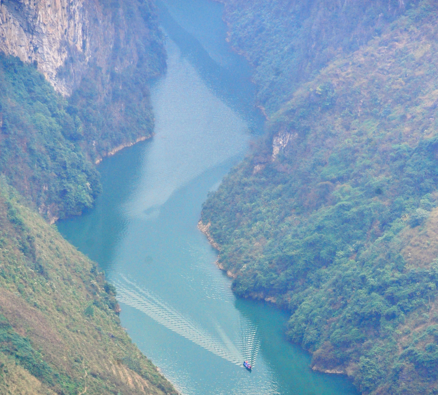 Sông Nho Quế nhìn từ trên cao thật hùng vĩ