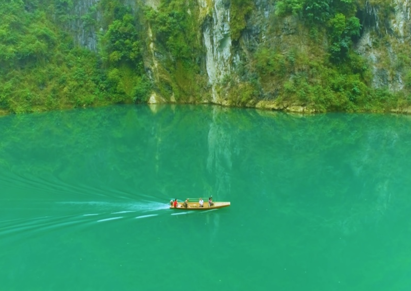 Sông Nho Quế xanh ngát một màu ngọc bích