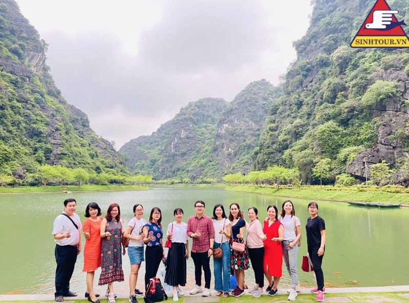 Khách du lịch hào hứng khi tham quan Ninh Bình