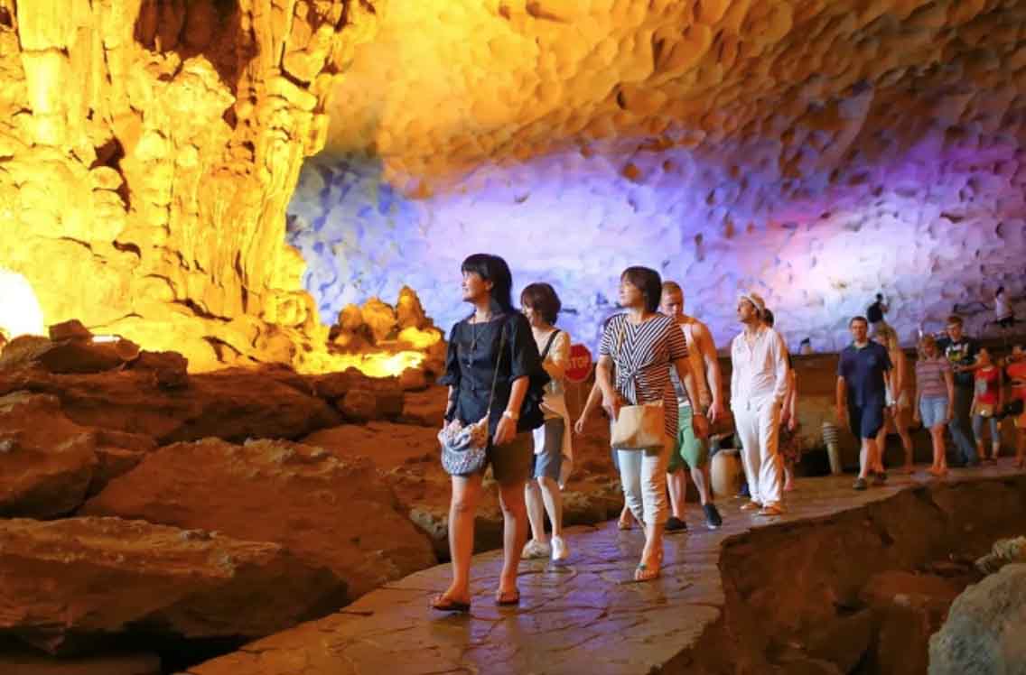 Hang Sửng Sốt – hang động đẹp nhất và lớn nhất tại Vịnh Hạ Long.