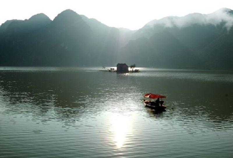 Chèo thuyền vãn cảnh tại Hồ Đồng Thái Ninh Bình