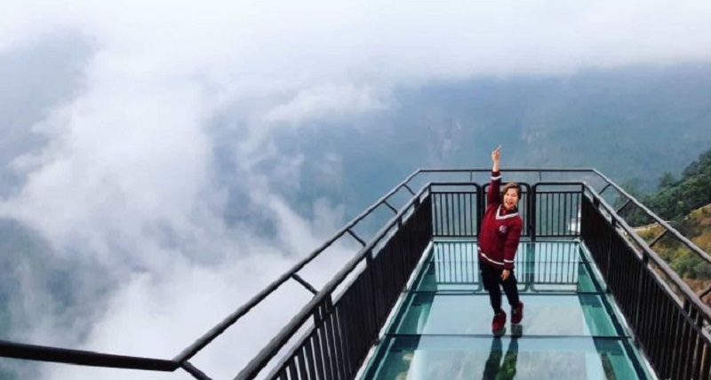 Cầu Kính Rồng Mây là quần thể du lịch mạo hiểm là điểm đến mà những bạn trẻ yêu thích sự cảm giác mạnh đến để trải nghiệm
