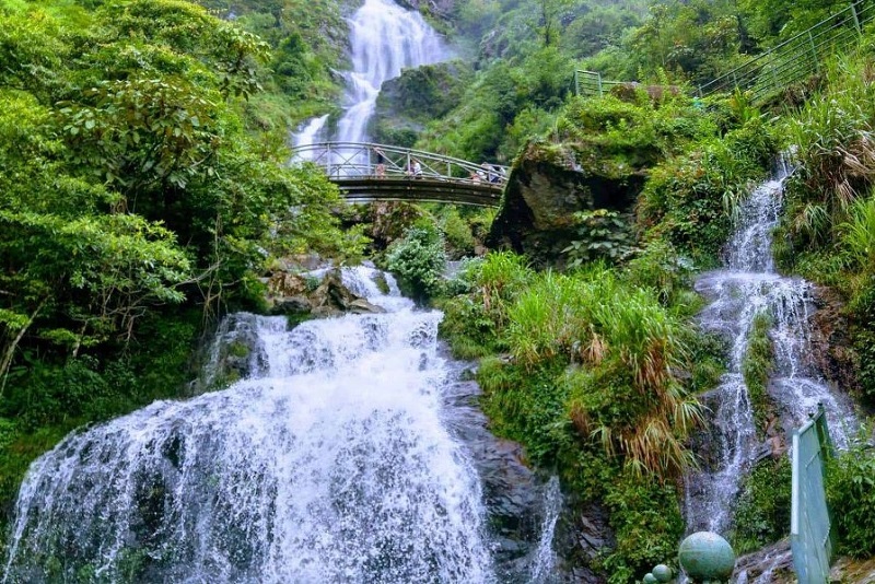 thác Bạc ở Sapa chính là thượng nguồn của con suối Mường Hoa, thác nằm ngay dưới chân đèo Ô Quy Hồ