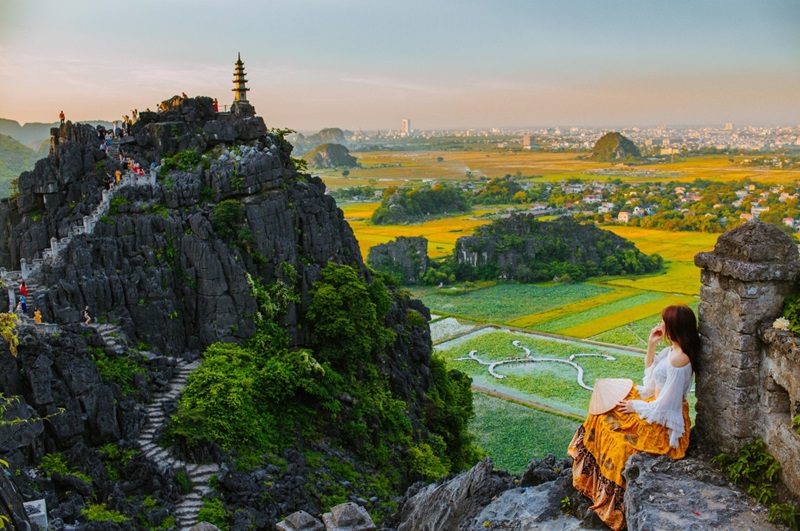 Từ đỉnh Hang Múa Ninh Bình, bạn có thể bắt trọn khung cảnh của huyện Hoa Lư trong tầm mắt