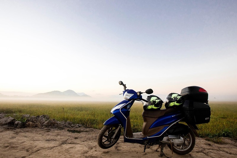 Bạn có thể thuê một chiếc xe máy để khám phá Ninh Bình
