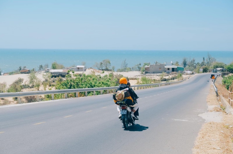 Bạn hoàn toàn có thể đi xe máy tới suối khoáng nóng Kênh Gà