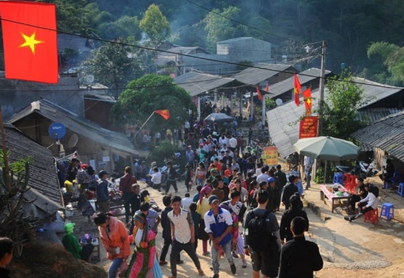 Người dân tham gia lễ hội ở chợ tình Khâu Vai