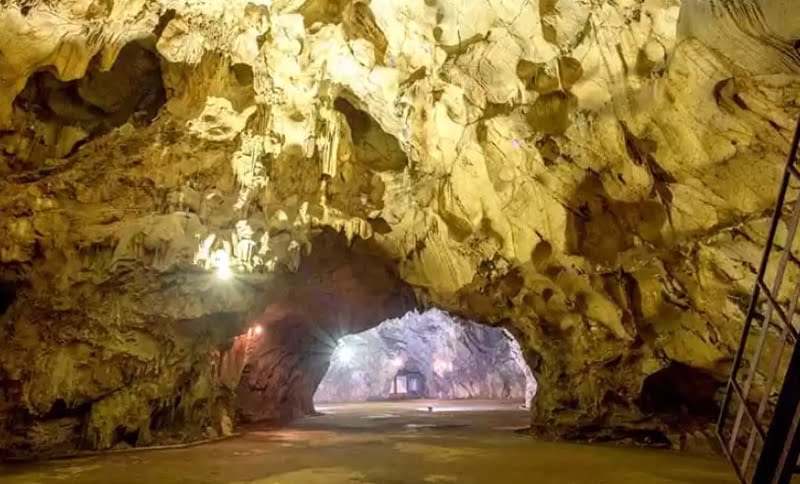 Khám phá vẻ đẹp ở hang Mỏ Luông