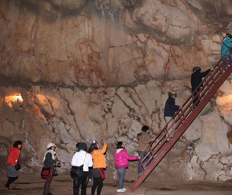 Hang Mỏ Luông có không gian rộng rãi bên trong