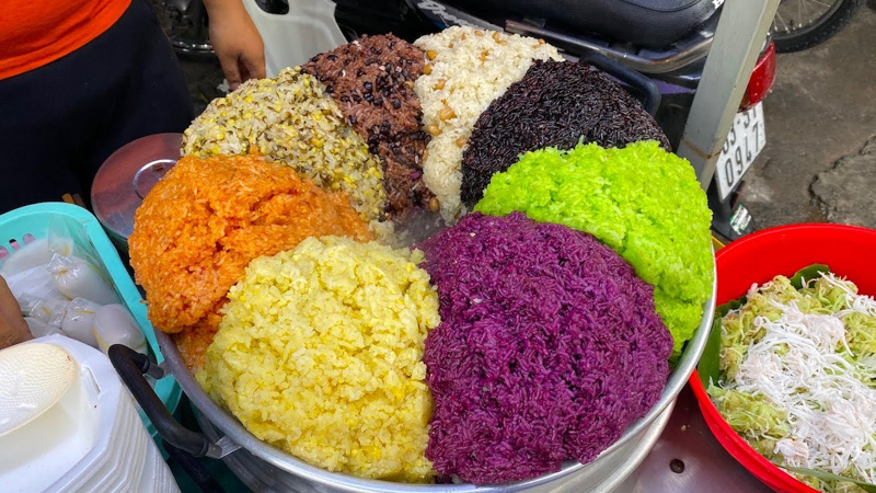 Xôi bảy màu được làm từ những hạt gạo nếp dẻo thơm nhất