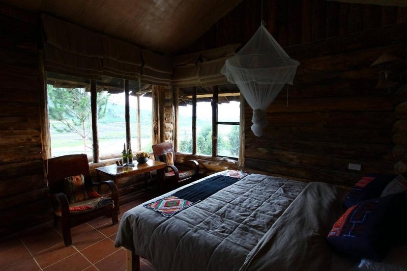 Twin room with mountain view