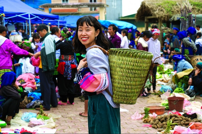 Tham gia chợ phiên Y Tý