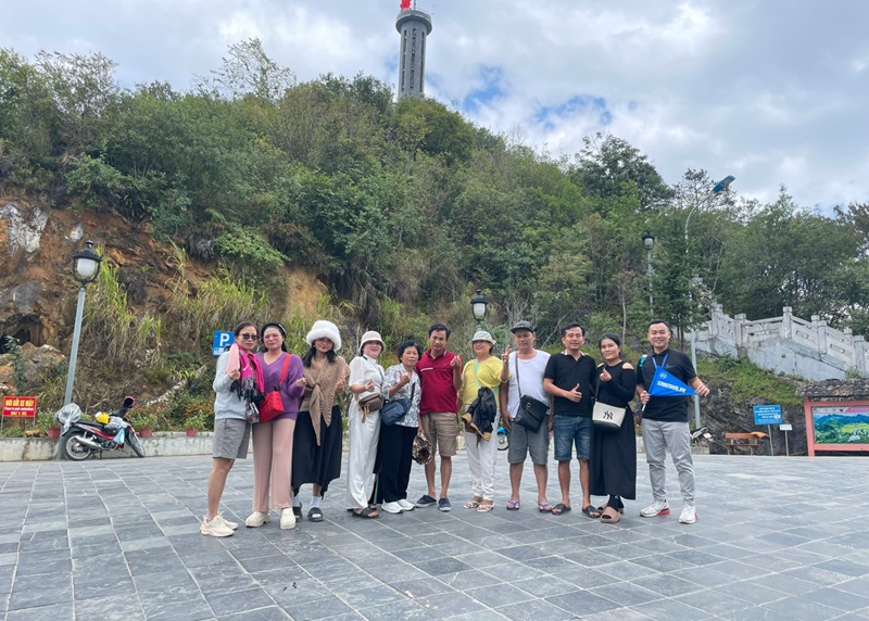 Đoàn khách của Sinhtour hào hứng trong chuyến du lịch Hà Giang