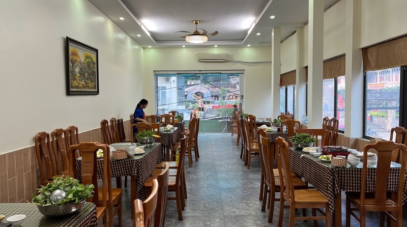 Không gian nhà hàng cao nguyên đá Đồng Văn này rộng rãi và thoáng mát