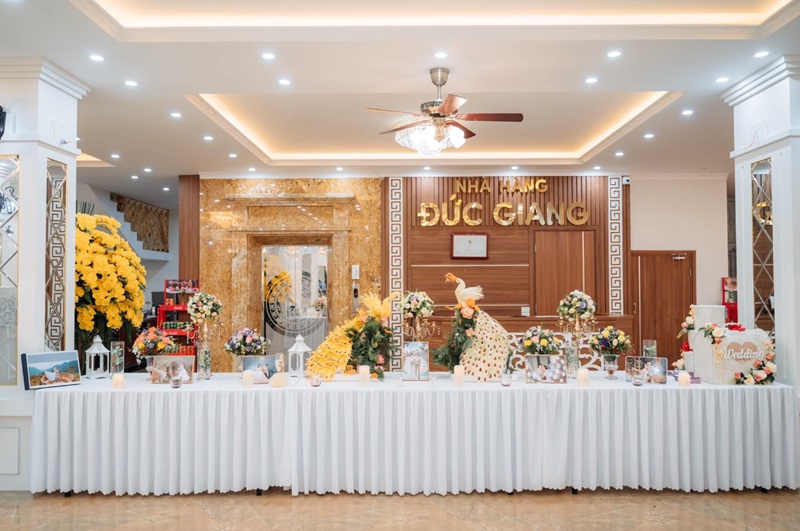 Nằm trong tổ hợp khách sạn, nhà hàng Đức Giang mang lại trải nghiệm ẩm thực phong phú