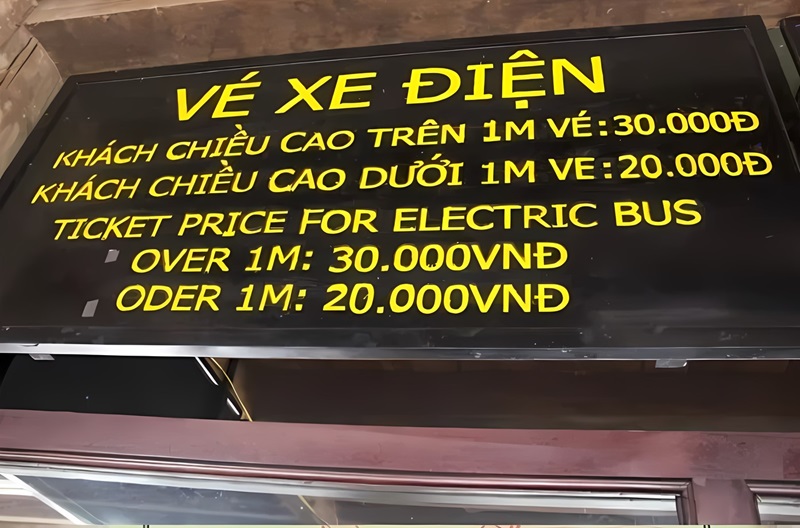 Vé xe điện chùa Bái Đính được niêm yết giá tại quầy vé