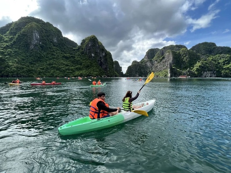 Trải nghiệm chèo thuyền kayak tại đảo Titop