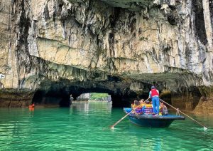 Hang Luồn là hang động nước xuyên thuỷ đẹp nhất tại Vịnh Hạ Long