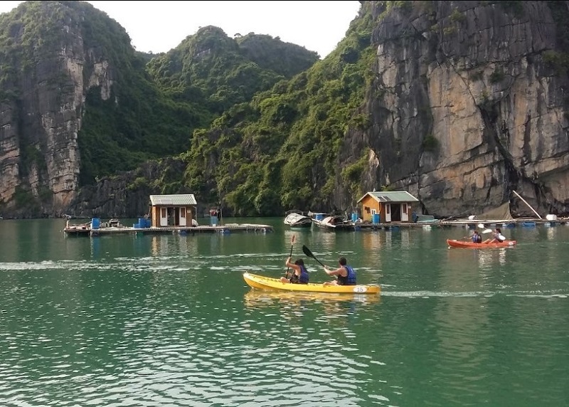 Chèo thuyền kayak hoặc đi thuyền nam tham quan Làng Chài Vung Viêng